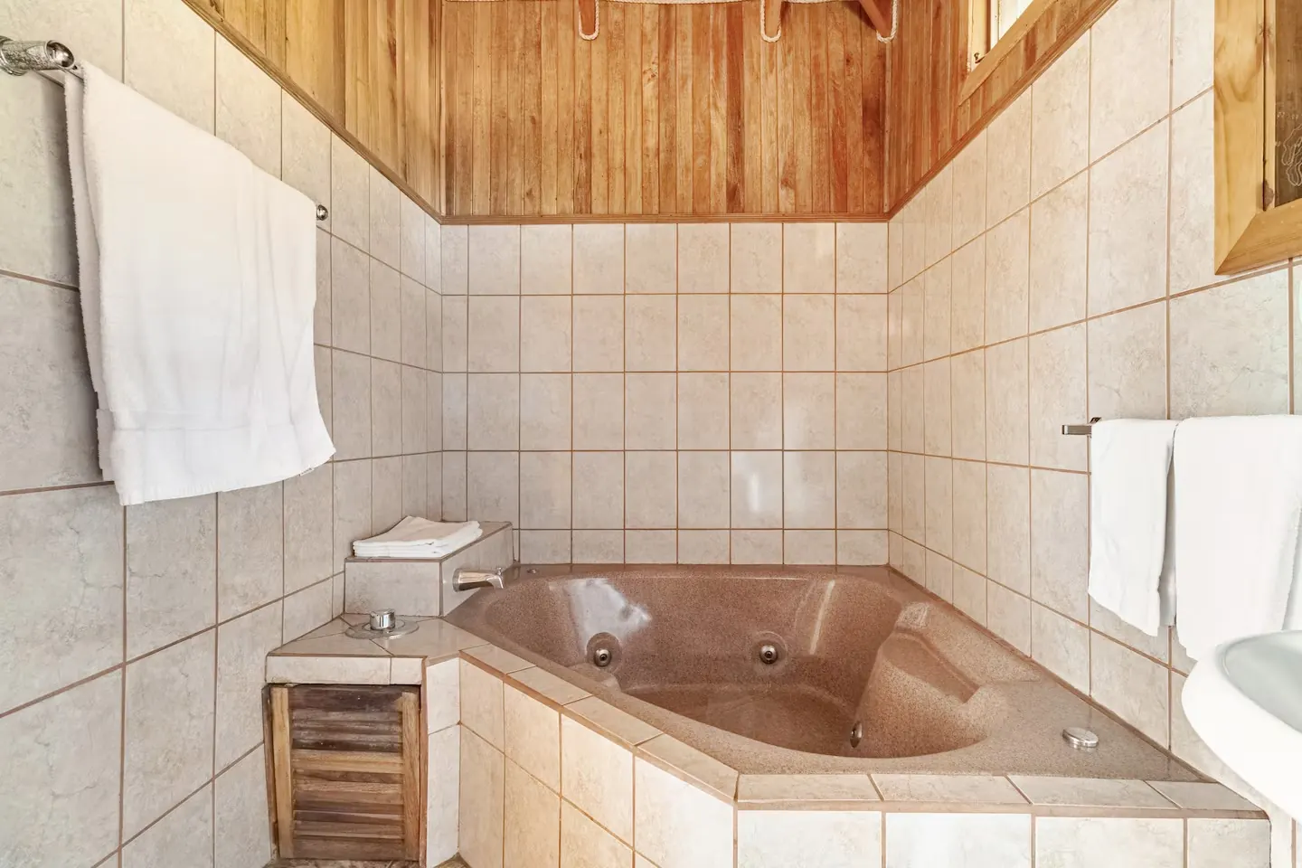 Morpho Cottage en-suite jacuzzi at Mango Valley