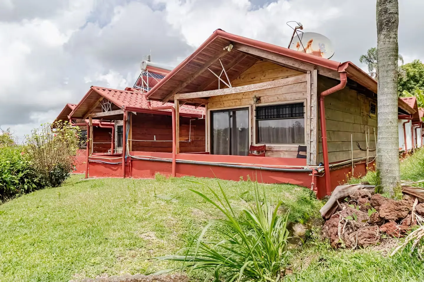 Exterior of Poas Cottage on the hillside at Mango Valley